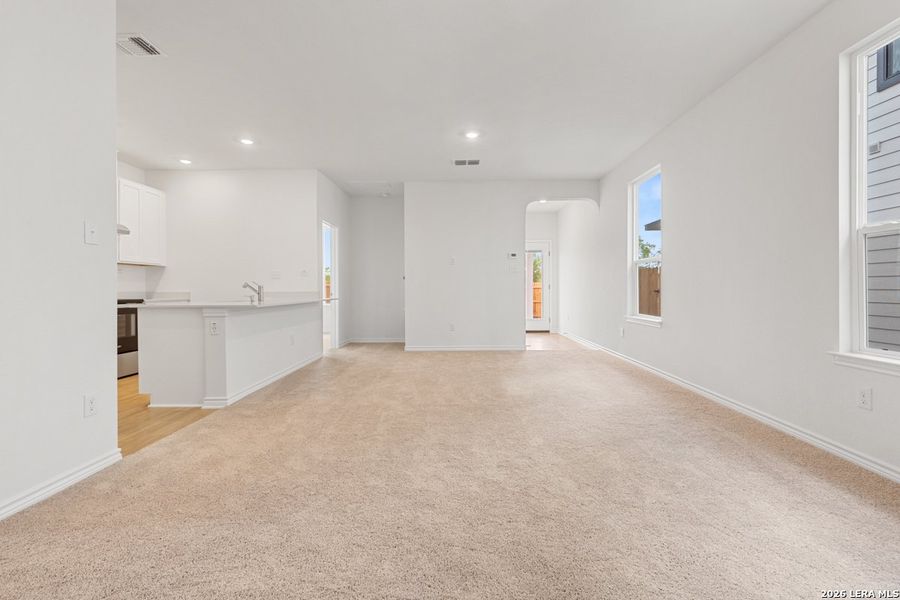 Spacious, unfurnished interior of a new home in Legend Heights, New Braunfels (Image 12).