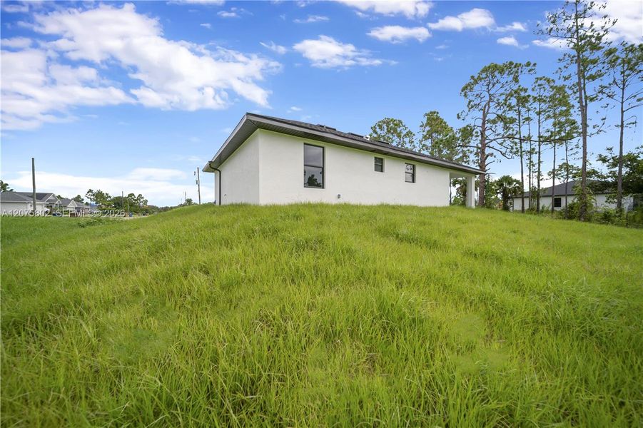 Exterior details and patio area of a home in , Lehigh Acres (Image 4).