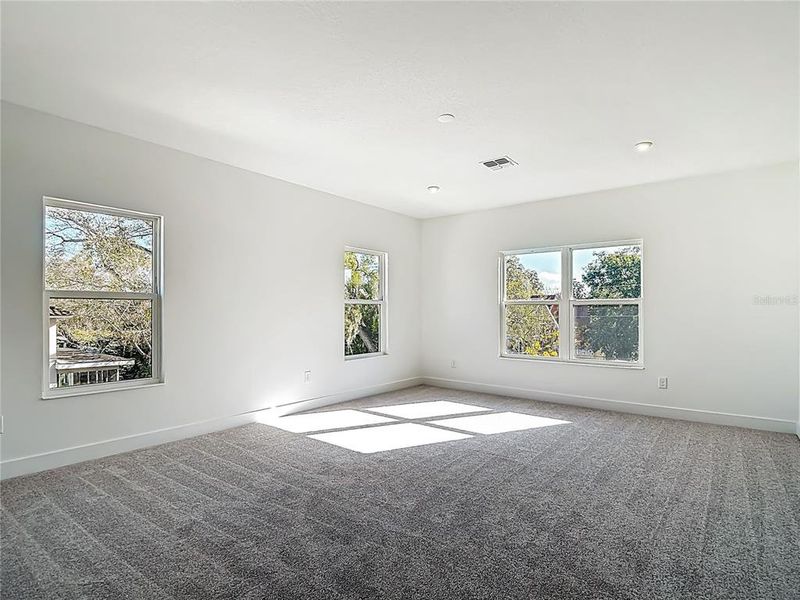 Spacious, unfurnished interior of a new home in , Tampa (Image 78).
