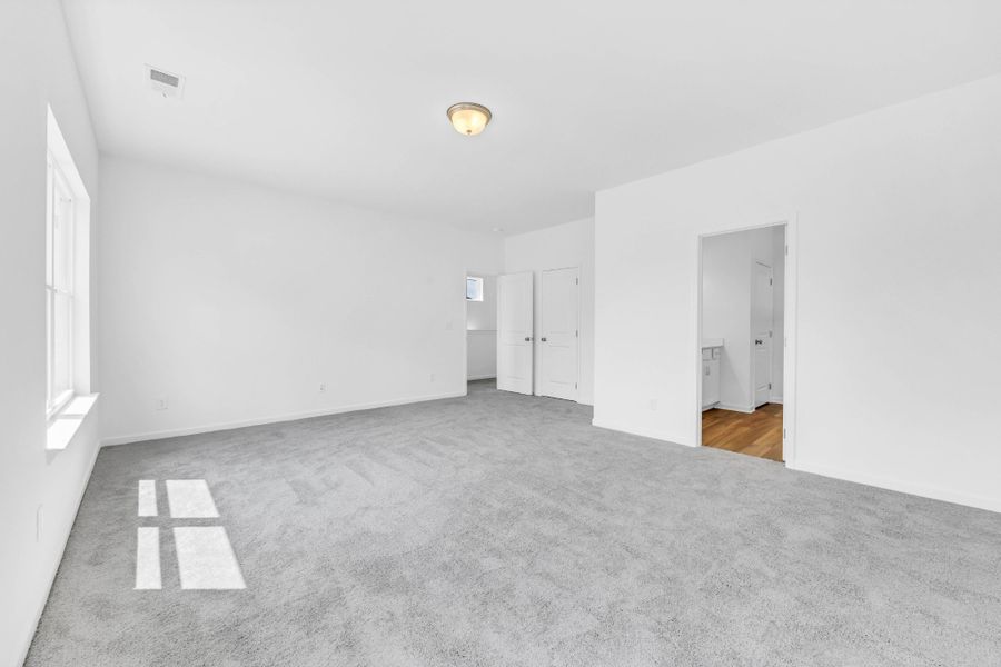 Spacious, unfurnished interior of a new home in The Oaks, Clarksville (Image 24).