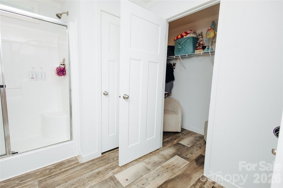 Spacious, unfurnished interior of a new home in , Nebo (Image 19).