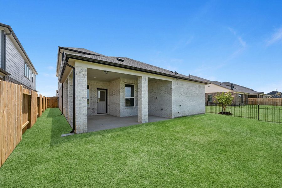 Exterior details and patio area of a home in Grand Mason Crossing, Katy (Image 4).