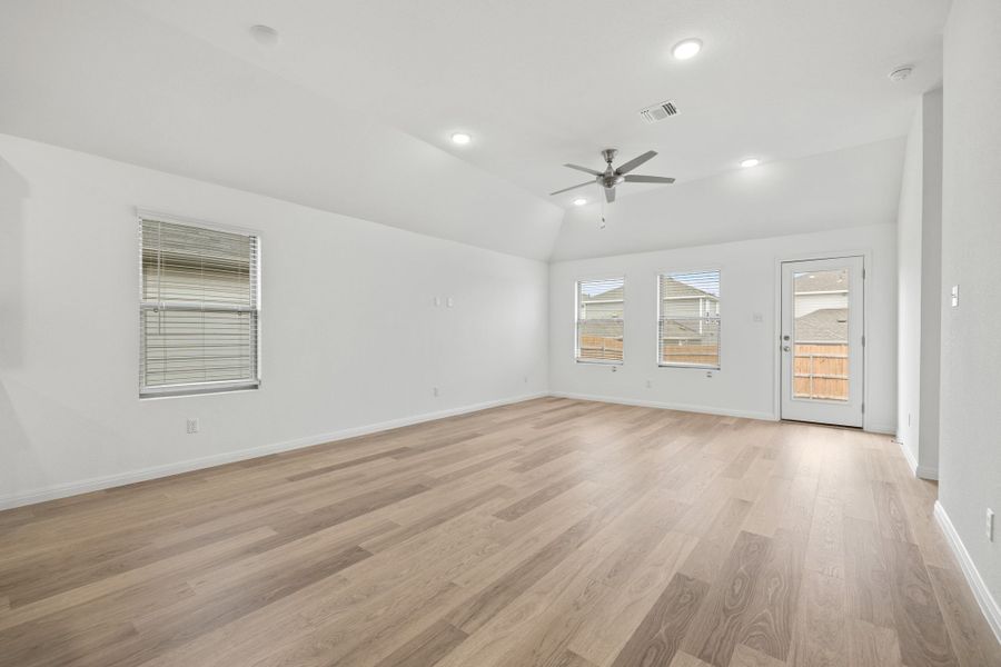 Spacious, unfurnished interior of a new home in Trinity Ranch, Elgin (Image 18).