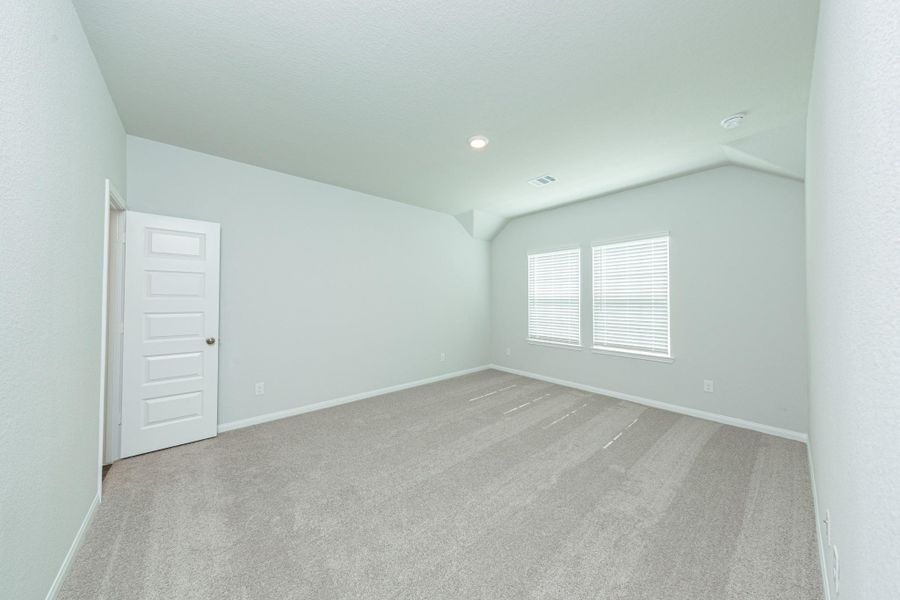 Spacious, unfurnished interior of a new home in Cliffstone Hills, Conroe (Image 14).