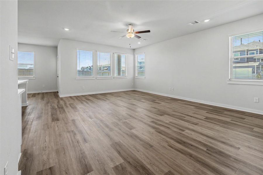 Spacious, unfurnished interior of a new home in Glendale Lakes, Rosharon (Image 34).