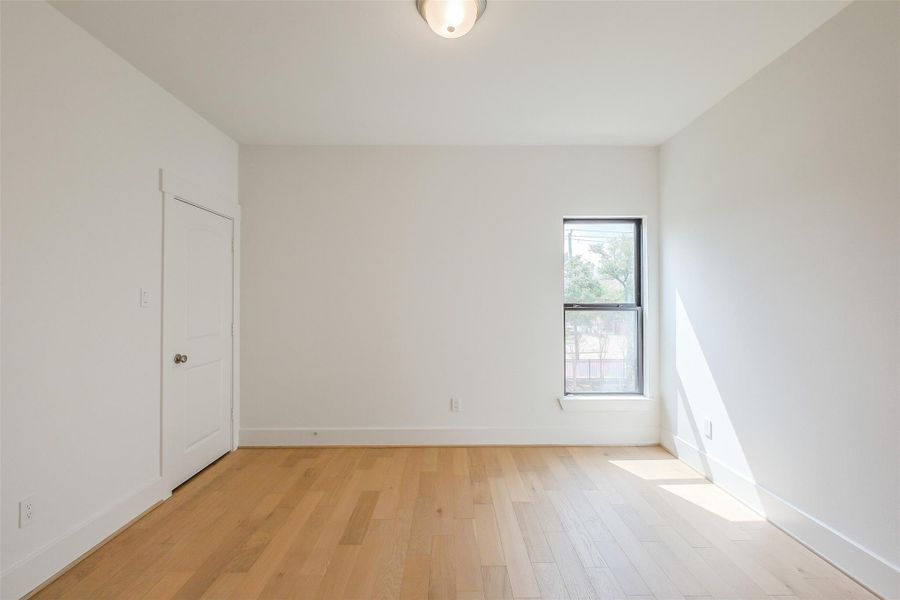 Spacious, unfurnished interior of a new home in Timbergrove Trails, Houston (Image 33).