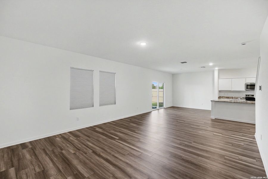 Spacious, unfurnished interior of a new home in Hennersby Hollow, San Antonio (Image 30).
