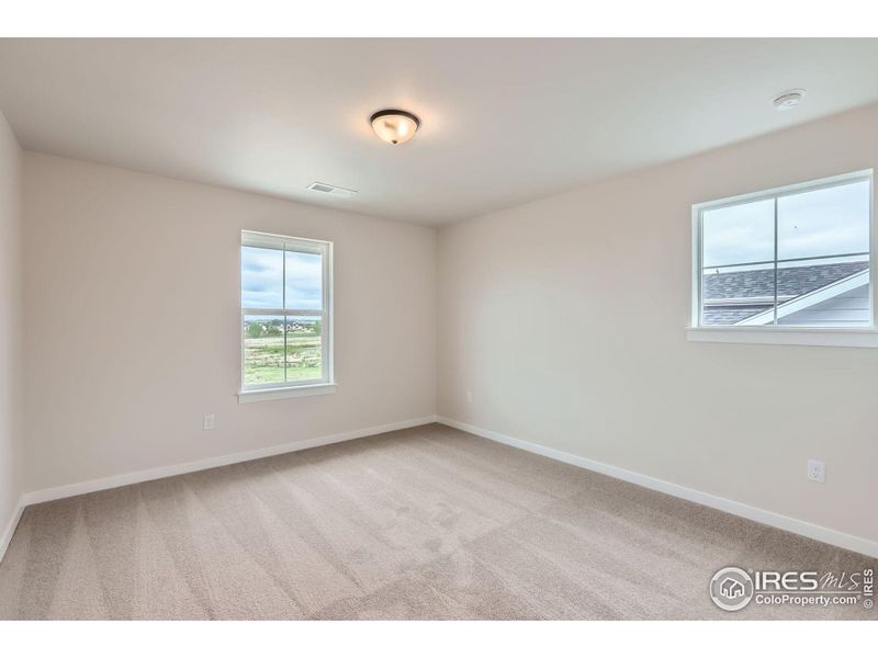 Spacious, unfurnished interior of a new home in Barefoot Lakes, Longmont (Image 18).