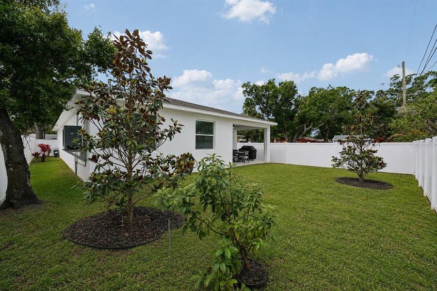 Exterior details and patio area of a home in , St. Petersburg (Image 22).