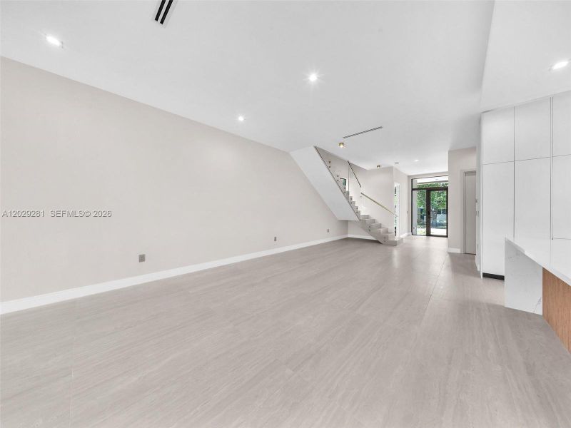Spacious, unfurnished interior of a new home in , Hollywood (Image 20).