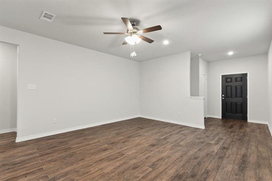 Spacious, unfurnished interior of a new home in Deer Creek, Fort Worth (Image 32). Spacious, unfurnished interior of a new home in Deer Creek, Fort Worth (Image 32).