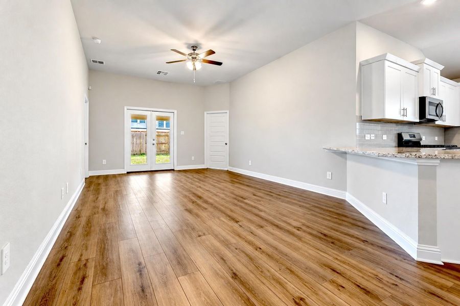 Spacious, unfurnished interior of a new home in Lago Mar, Texas City (Image 20).