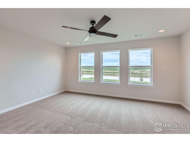 Spacious, unfurnished interior of a new home in Barefoot Lakes, Longmont (Image 24).