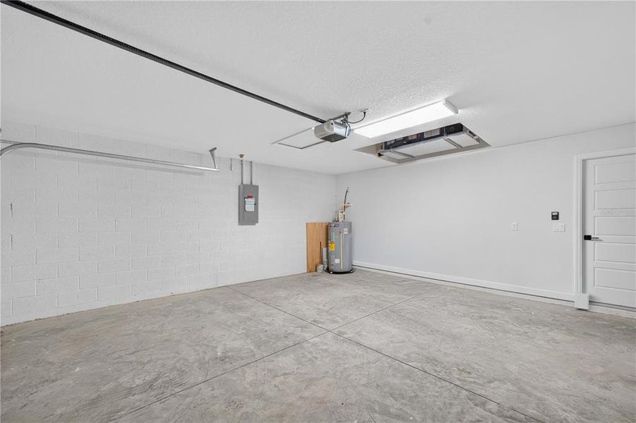 Spacious, unfurnished interior of a new home in , Ocklawaha (Image 28).