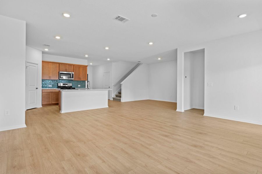 Spacious, unfurnished interior of a new home in Bar W Ranch, Leander (Image 32).