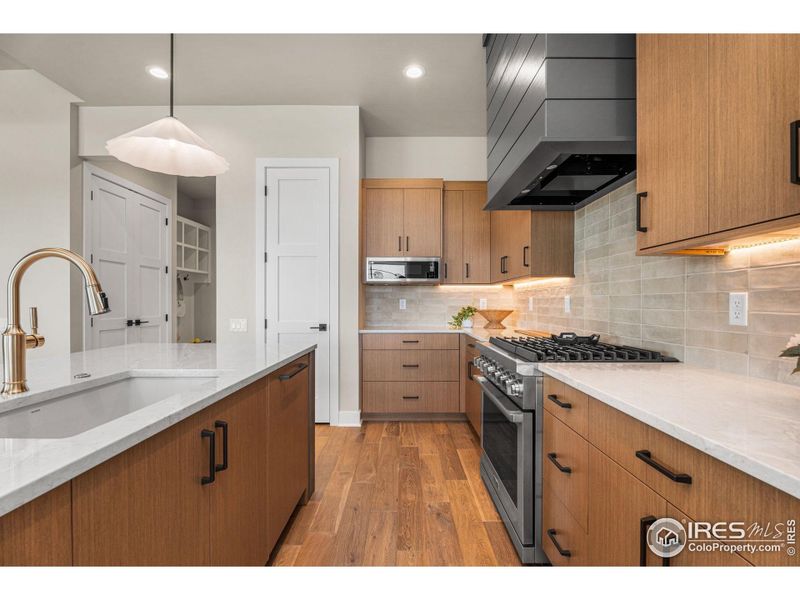 Beautifully appointed chef's kitchen