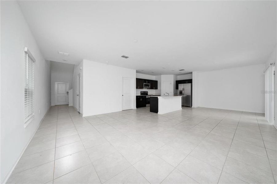 Spacious, unfurnished interior of a new home in , Eagle Lake (Image 15).