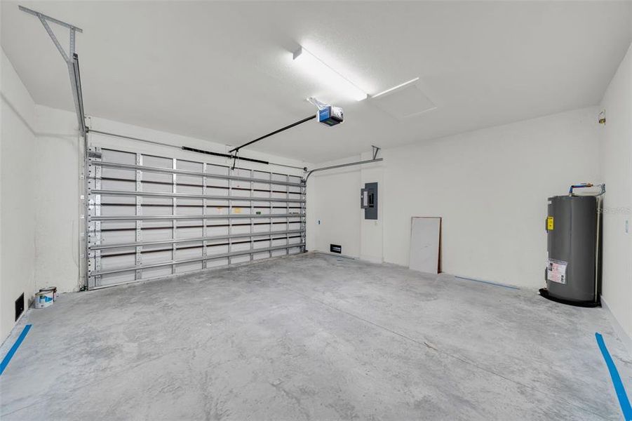 Spacious, unfurnished interior of a new home in , Port Charlotte (Image 14).