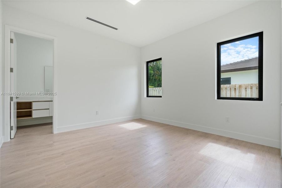 Spacious, unfurnished interior of a new home in , Cutler Bay (Image 21).