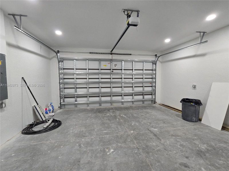 Spacious, unfurnished interior of a new home in , Lehigh Acres (Image 14).