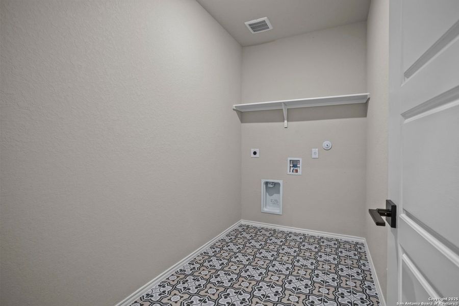 Spacious, unfurnished interior of a new home in Comanche Ridge, San Antonio (Image 28).