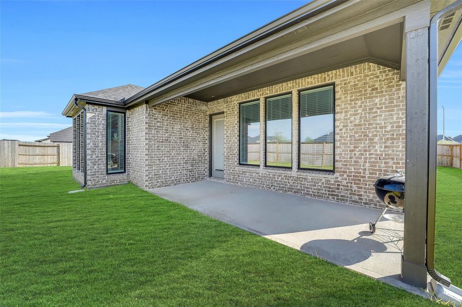 Exterior details and patio area of a home in Katy Court, Katy (Image 3).