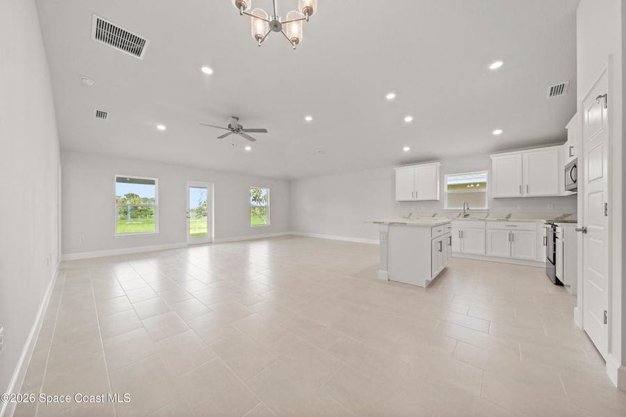 Spacious, unfurnished interior of a new home in St. John's Preserve, Palm Bay (Image 9).