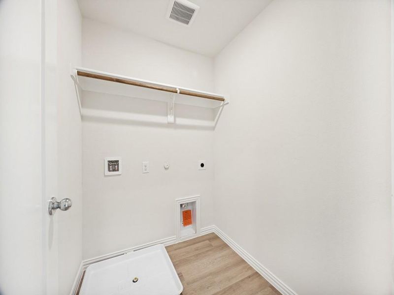 Spacious, unfurnished interior of a new home in Hanolley Hills, Sherman (Image 14).