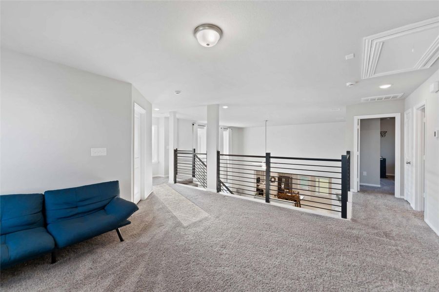 Open to below, it connects visually with the living area while maintaining privacy and quiet. Open to below, it connects visually with the living area while maintaining privacy and quiet.