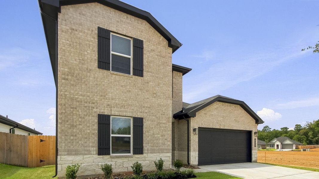 Front exterior of a new home in Silverthorne, Conroe, TX, highlighting curb appeal (Image 17).