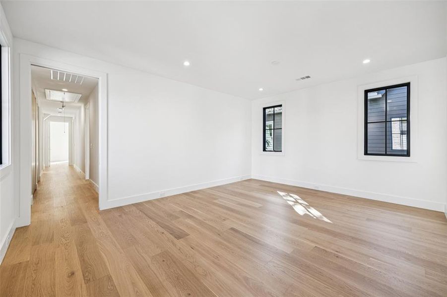 Spacious, unfurnished interior of a new home in , Dallas (Image 24).