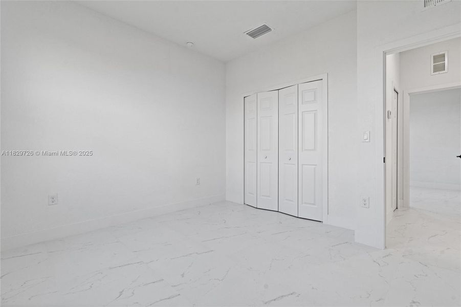 Spacious, unfurnished interior of a new home in , Lehigh Acres (Image 9).