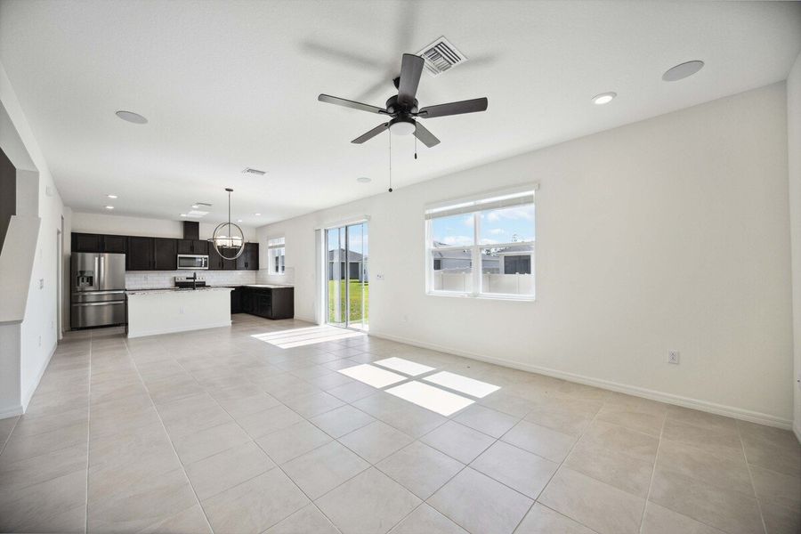 Spacious, unfurnished interior of a new home in Coves of Estero Bay, Fort Myers (Image 5).