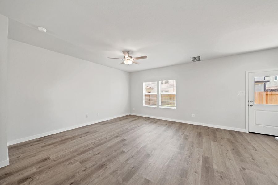 Spacious, unfurnished interior of a new home in Lakes at Black Oak, Magnolia (Image 10).