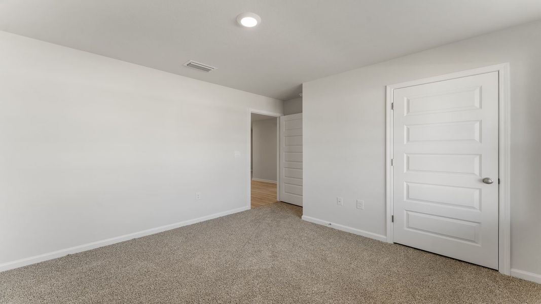 Spacious, unfurnished interior of a new home in Sunny Hills, Chipley (Image 25).