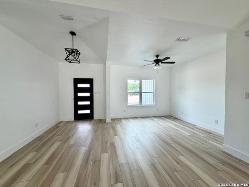 Spacious, unfurnished interior of a new home in , Floresville (Image 7).
