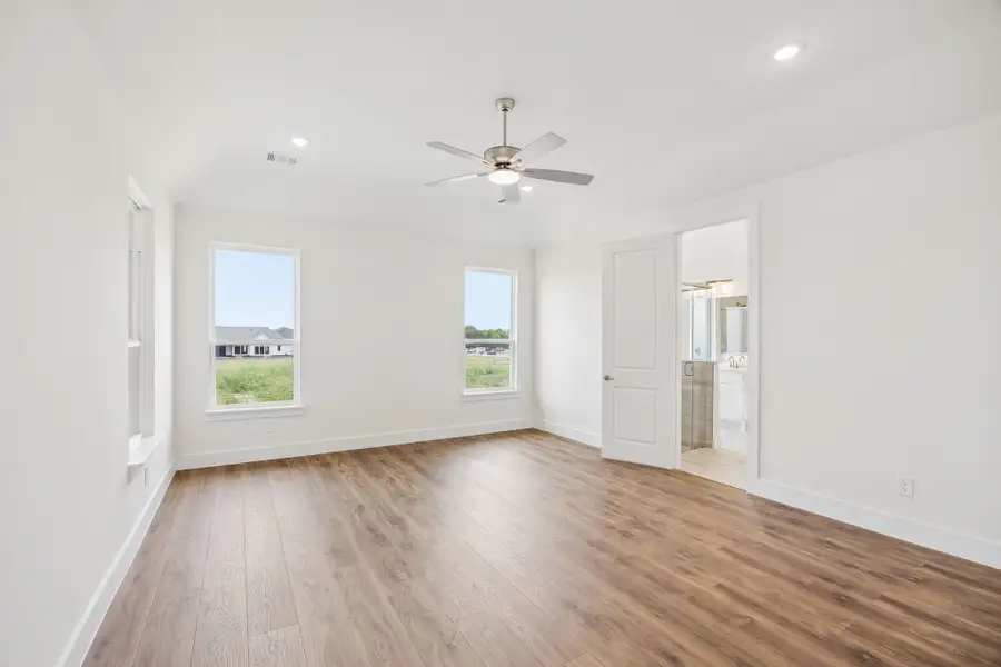 Spacious, unfurnished interior of a new home in Lakeway Estates, Waxahachie (Image 24).