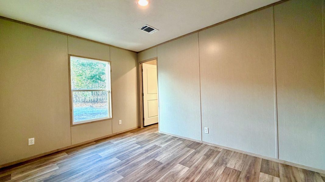 Spacious, unfurnished interior of a new home in , Bonneau (Image 20).