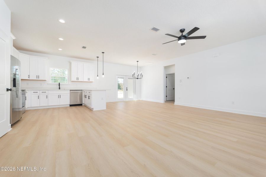 Spacious, unfurnished interior of a new home in , Middleburg (Image 18).