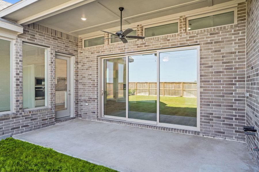 Exterior details and patio area of a home in Valencia 70', Manvel (Image 4).