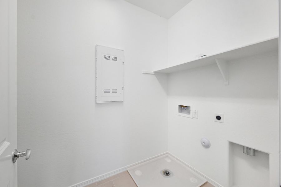 Spacious, unfurnished interior of a new home in Hawes Crossing, Mesa (Image 28).