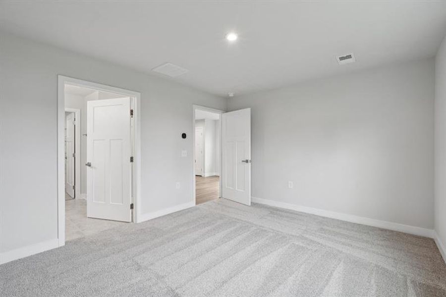 Spacious, unfurnished interior of a new home in Chapel Branch, Santee (Image 14).