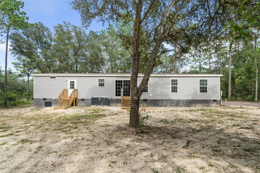 Exterior details and patio area of a home in , Dunnellon (Image 15).