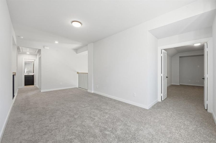 Spacious, unfurnished interior of a new home in Wildridge, Oak Point (Image 25).