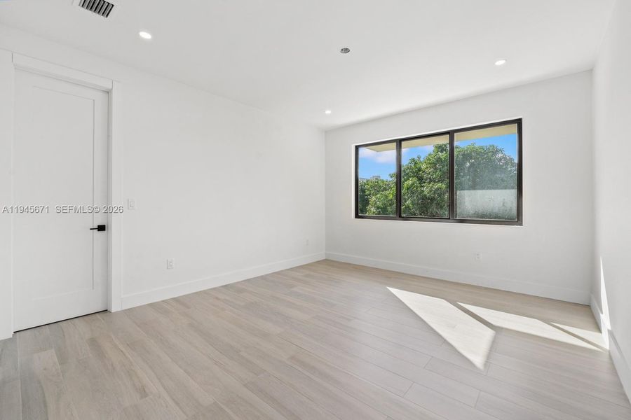 Spacious, unfurnished interior of a new home in , Miami (Image 22).