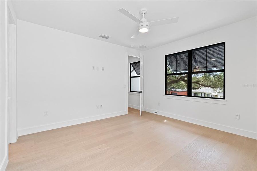 Spacious, unfurnished interior of a new home in , Orlando (Image 21).