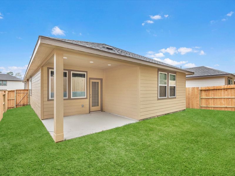 Exterior details and patio area of a home in Montgomery Oaks - Premier, Conroe (Image 21).