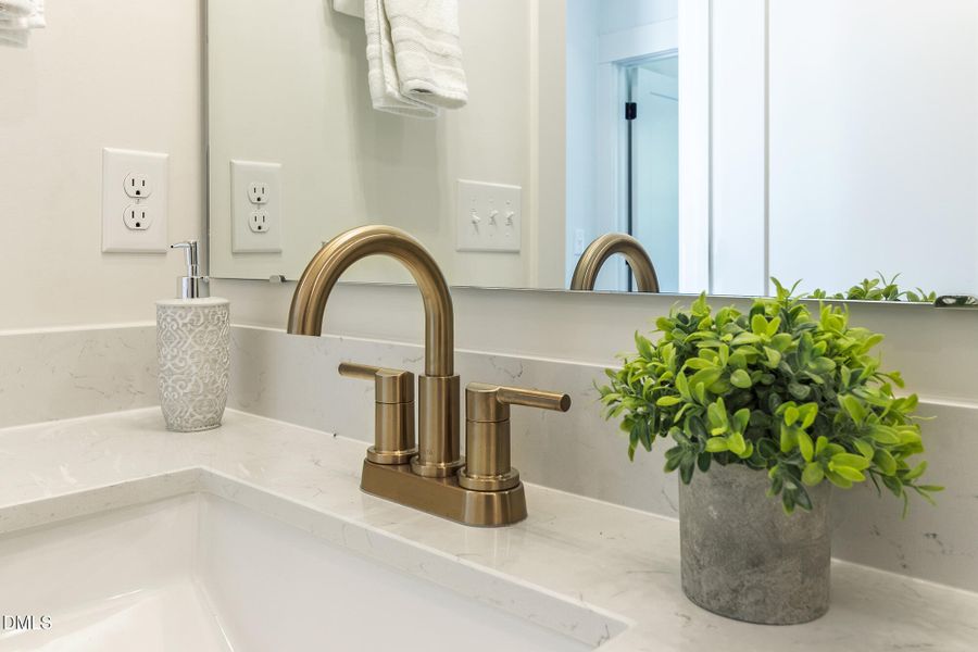 300_MEADOW_WALK_DR_INTERIOR_73