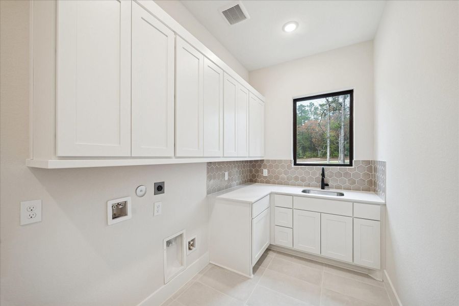 Furnished interior view inside a new home in , Huntsville (Image 12).