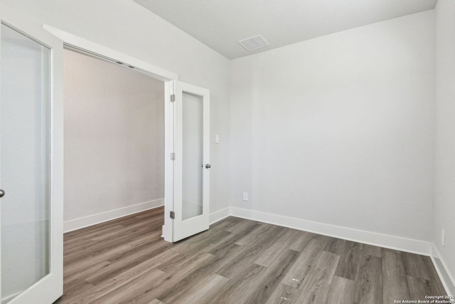 Spacious, unfurnished interior of a new home in Thomas Pond, San Antonio (Image 32).